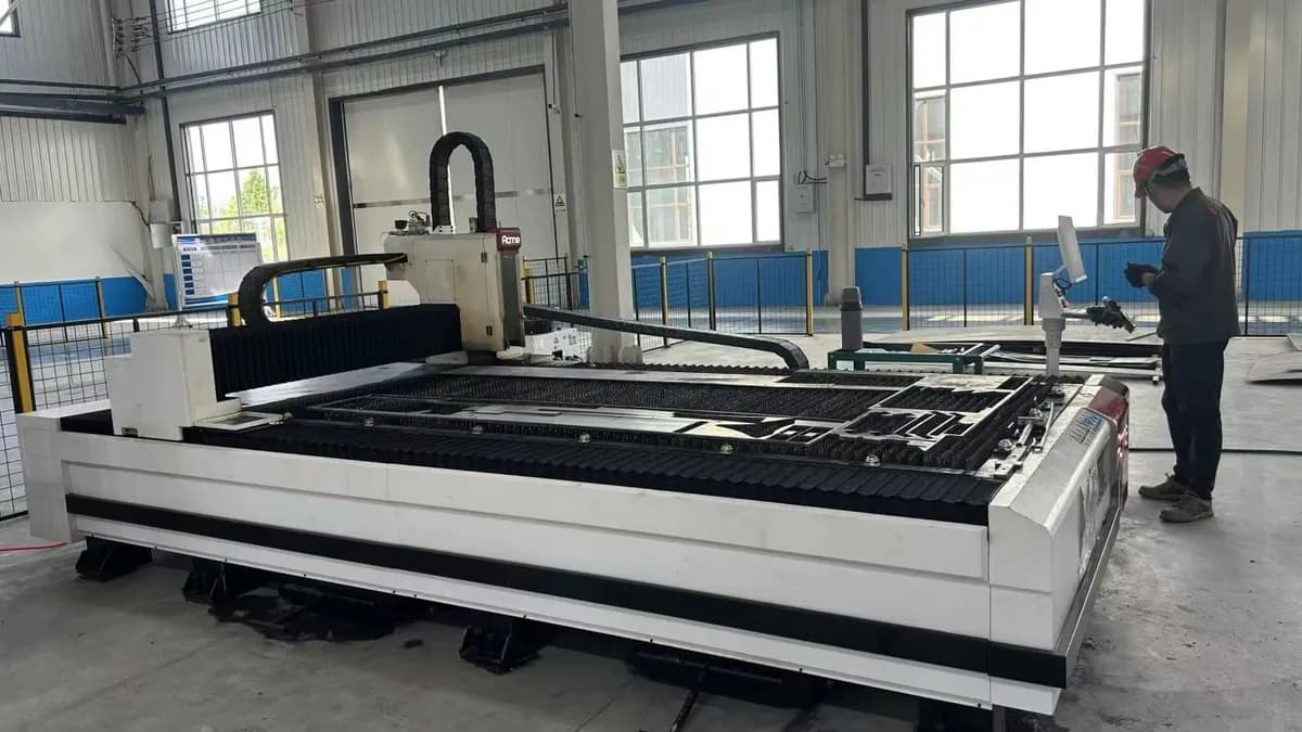 Operator at the flat-bed laser cutter