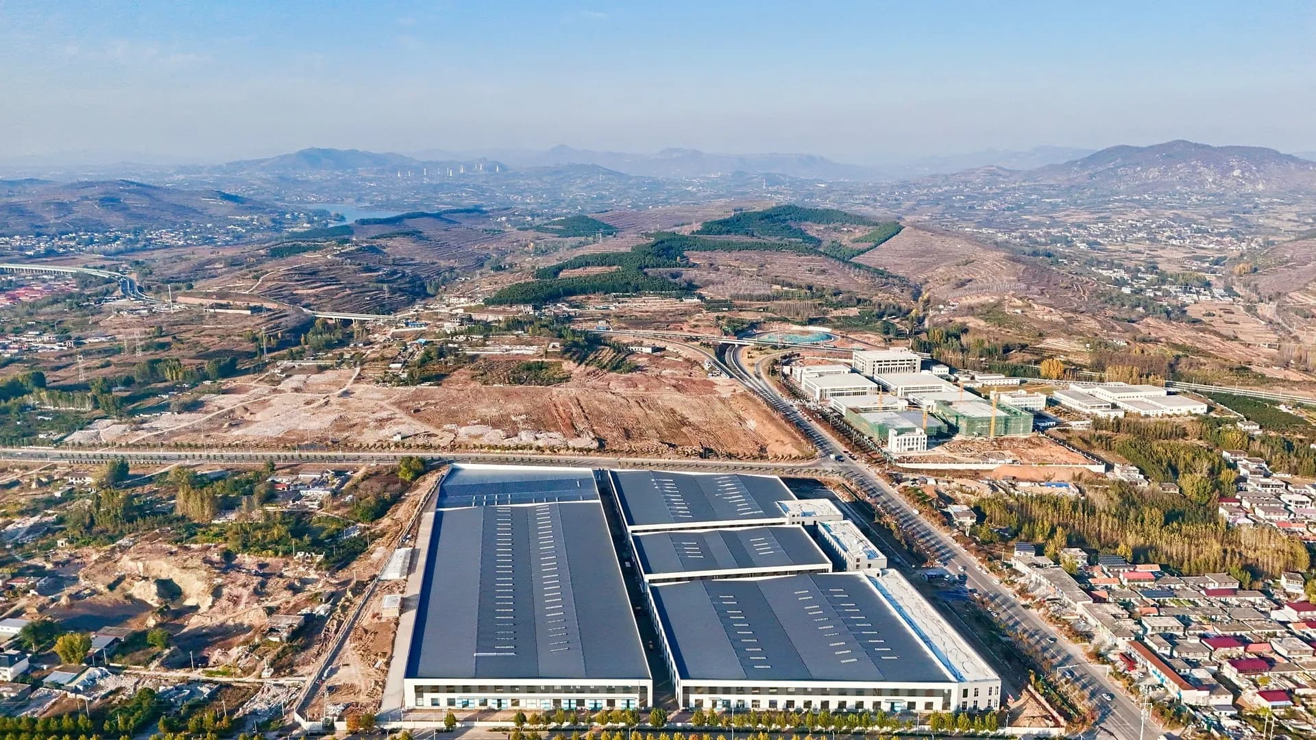 Aerial view of the RealleaderUSA production plant and its assembly halls