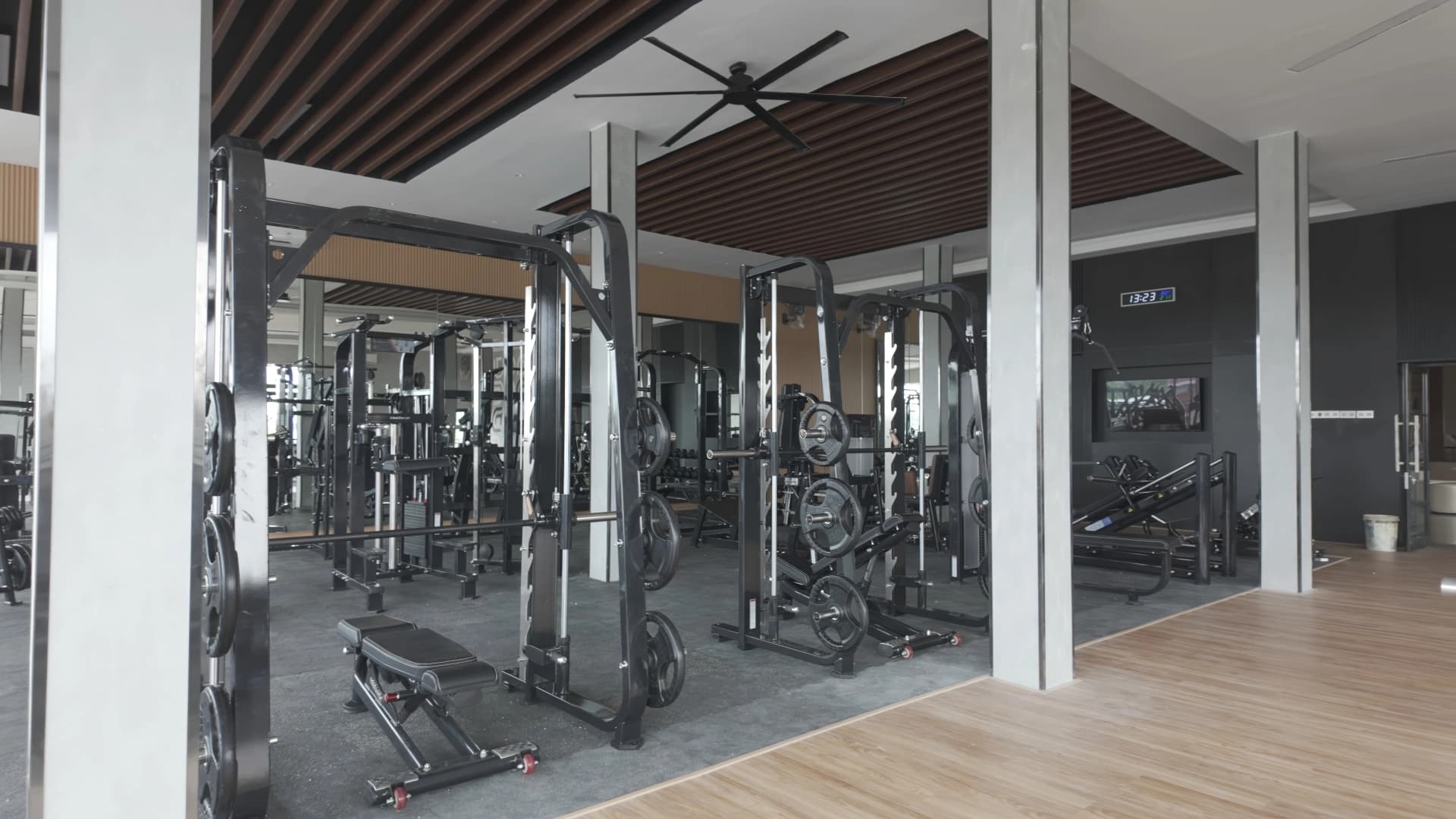 What to Consider Before Opening a Commercial Gym — RealleaderUSA Indonesia